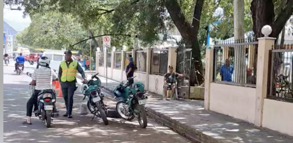 Baní: Gobernación frena operativo de Digesett y vuelve la pugna por el espacio público