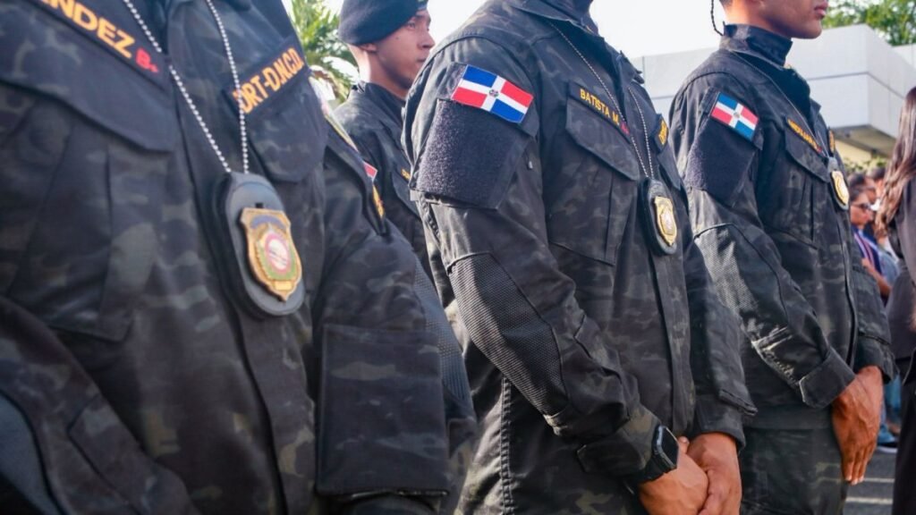 Abinader asciende a 634 agentes de la DNCD y pone de relieve una deuda interna histórica