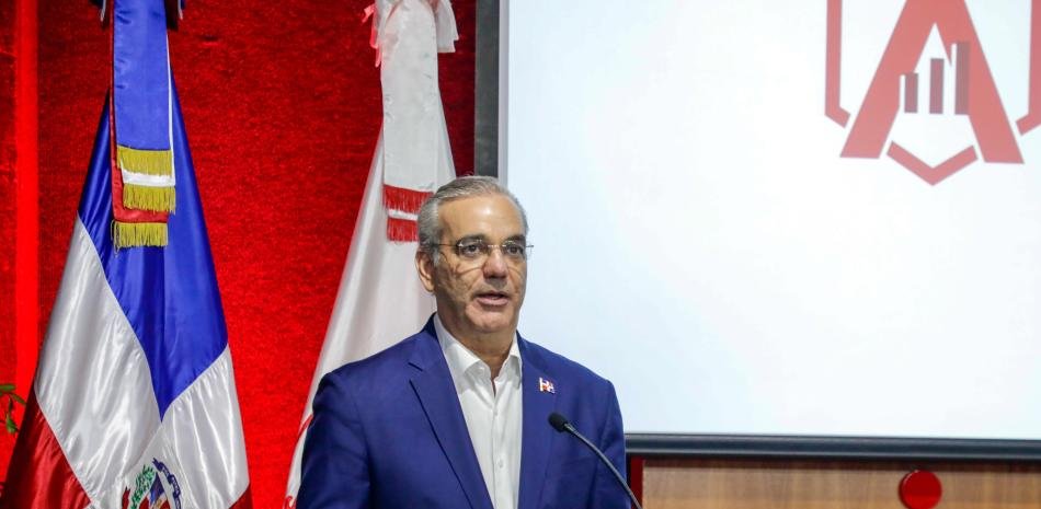 Abinader informa una baja histórica de la pobreza monetaria, pero no identifica el informe que sustenta la cifra
