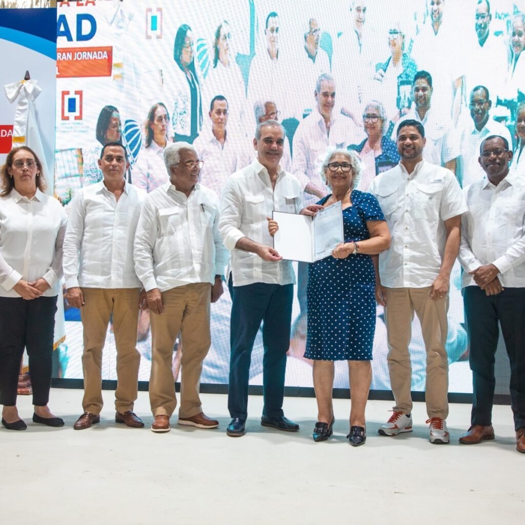 Abinader encabeza entrega de 1,279 títulos en Haina en medio de un discurso oficial centrado en exhibir gestión
