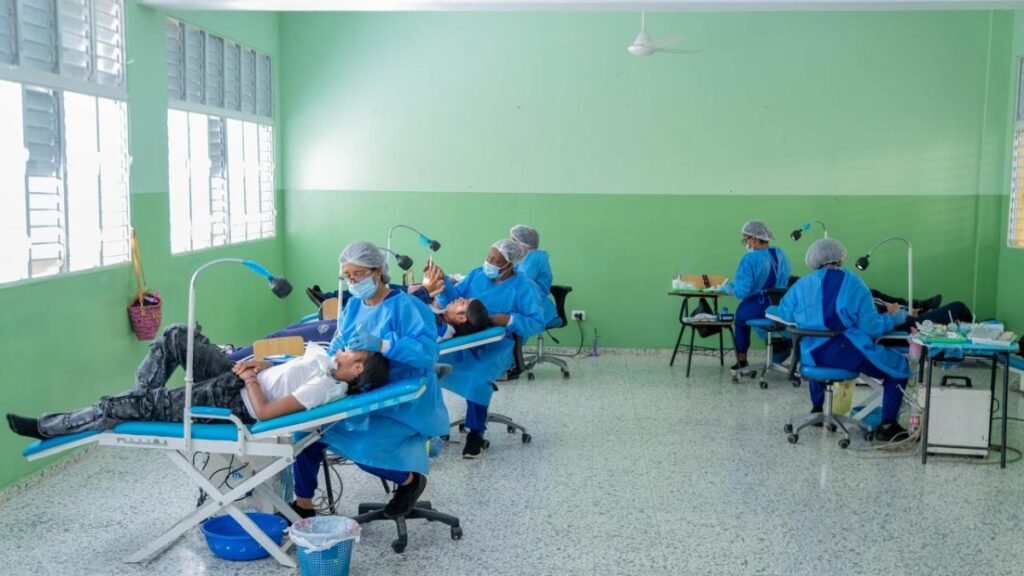 Más de 650 alumnos reciben atención médica en La Vega y se refuerza el debate sobre salud escolar