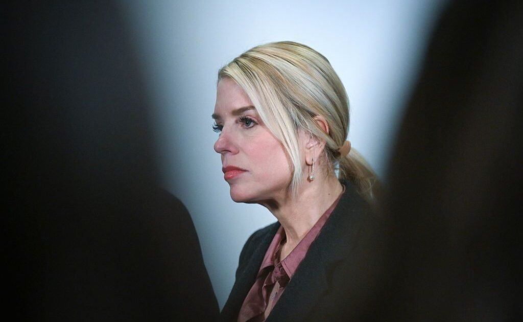 Bondi elude preguntas sobre Trump en la pesquisa de Epstein y crecen las críticas en el Congreso
