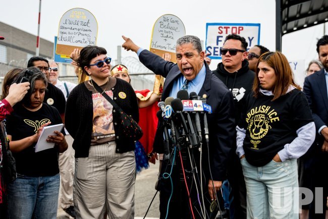 Espaillat denuncia condiciones “inhumanas” en centro migratorio de Newark tras visita de supervisión