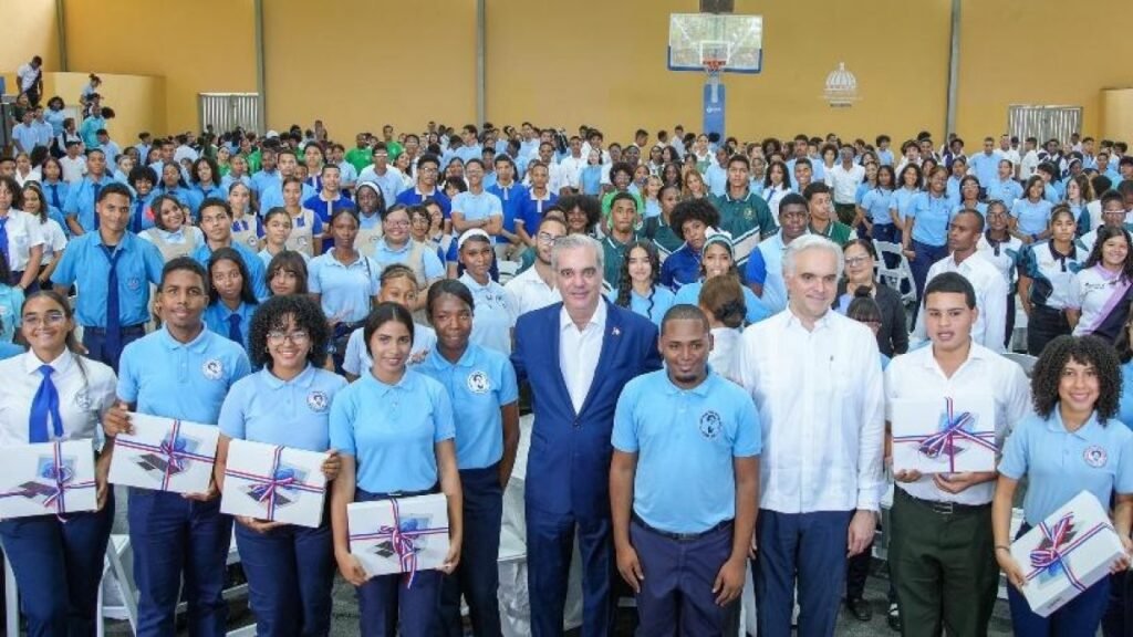 Abinader reconoce límites del Estado en la vigilancia escolar durante encuentro con estudiantes en SDO