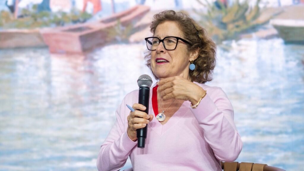 Berna González Harbour sitúa la novela negra frente al abuso de poder y la crisis social