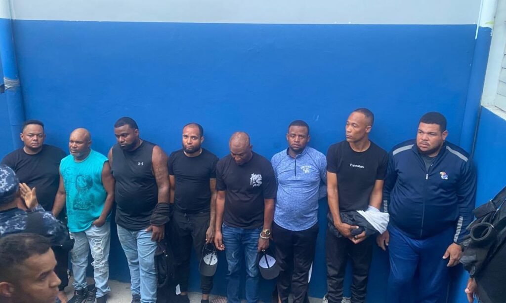 Policía arresta a ocho hombres y ocupa 16 paquetes en Villa Hermosa, La Romana