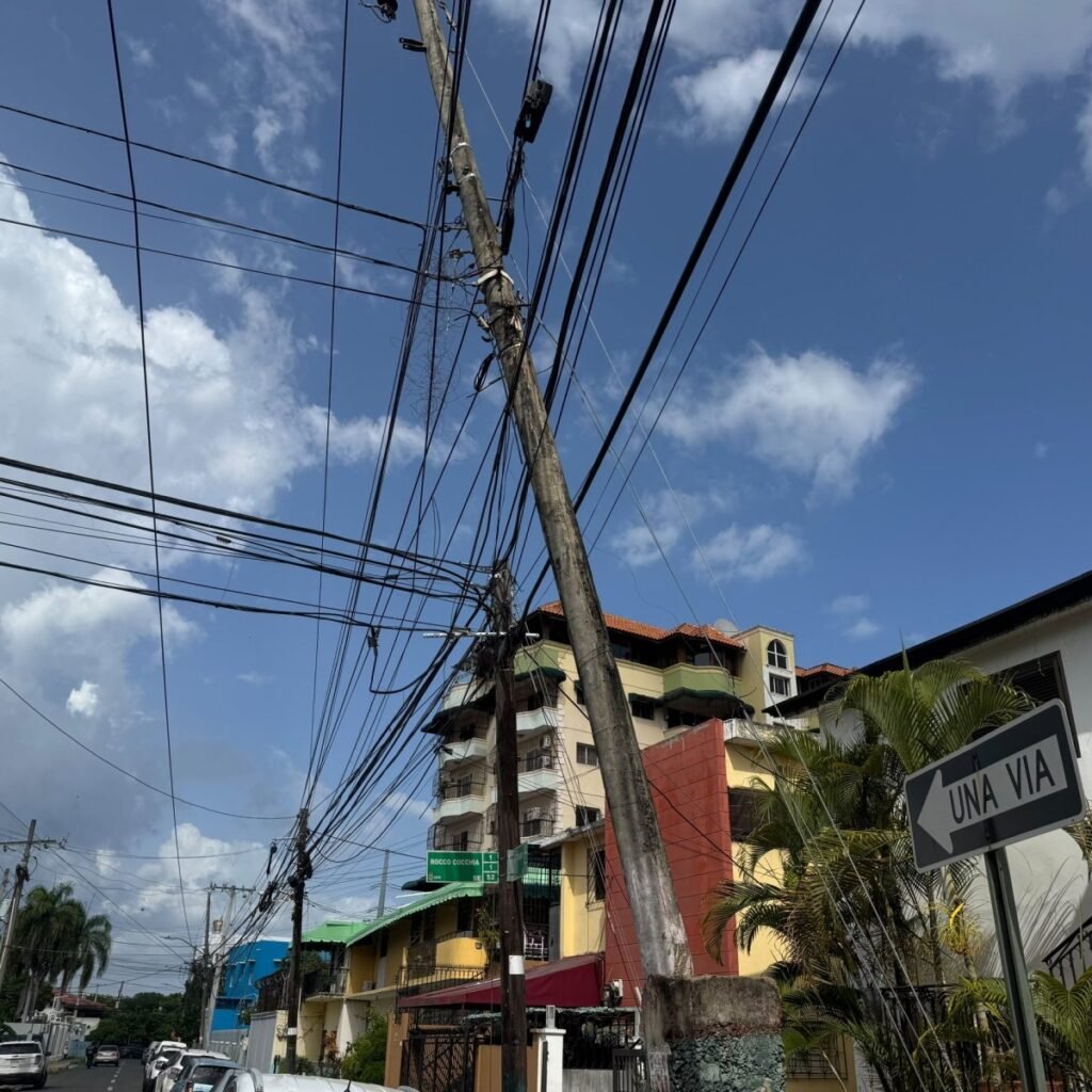 Postes torcidos y cables sueltos mantienen en alerta a vecinos de Santo Domingo