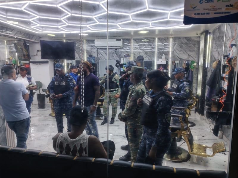 Quejas de residentes activan operativo con cierres y detenciones en Ciudad Juan Bosch