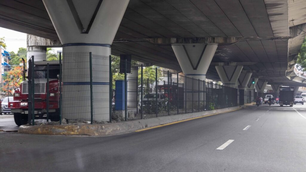 Mallas y vigilancia ponen en evidencia la fragilidad de la recuperación bajo el elevado de la 27 de Febrero