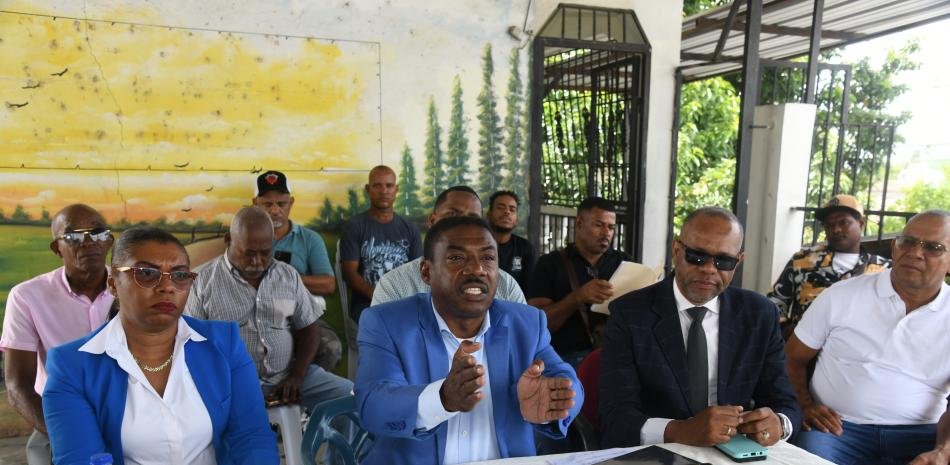 Transportistas de Los Alcarrizos reclaman participación en plan vial de RD$300 millones