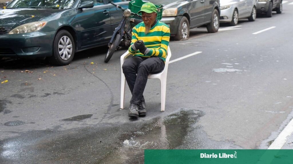 Vertido de aguas residuales deteriora tramo recién asfaltado en la Ciudad Colonial