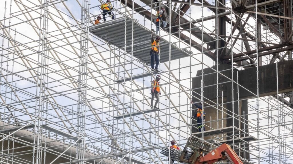 Rehabilitación del puente de la 17 avanza, pero persisten desalojos y quejas por compensaciones