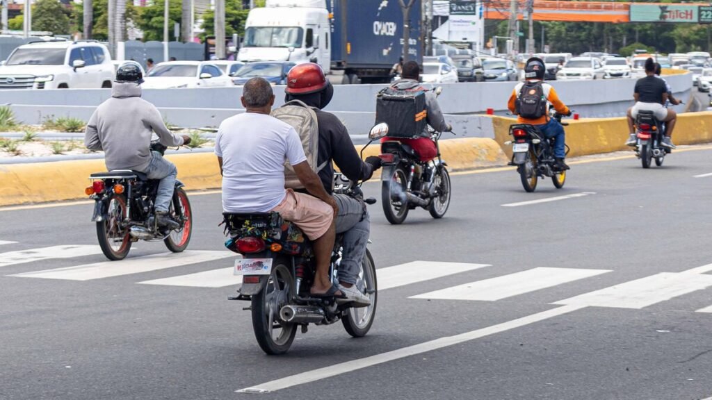 Casco sigue siendo una asignatura pendiente para motoristas y pasajeros en el Gran Santo Domingo