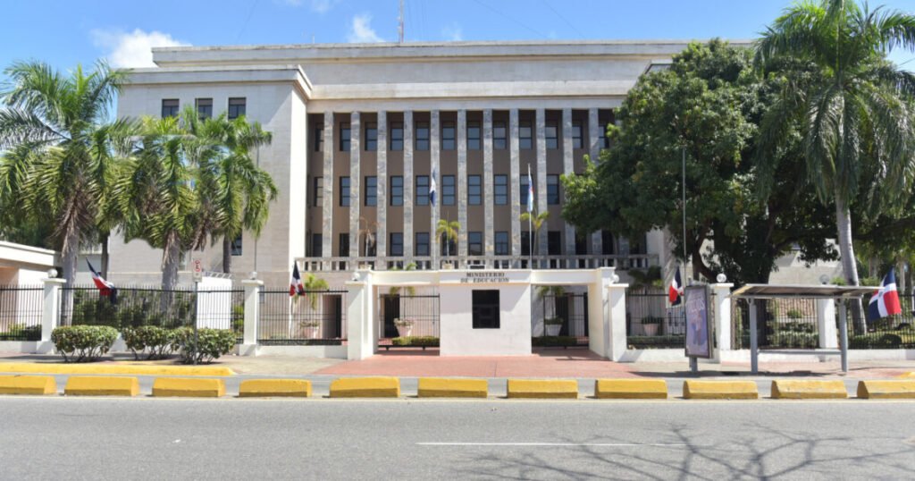 MINERD deja en manos de la comisión de la Ley 16-26 la validación de pagos por mantenimiento escolar