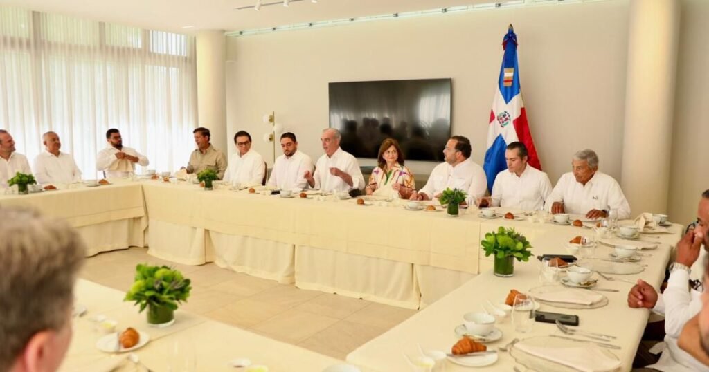 Abinader participa en desayuno con empresarios del acero en Santiago y persisten exigencias de resultados medibles