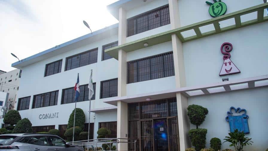 Madre de menor investigada cuestiona notificación y vigilancia en caso de adolescente bajo tutela de Conani
