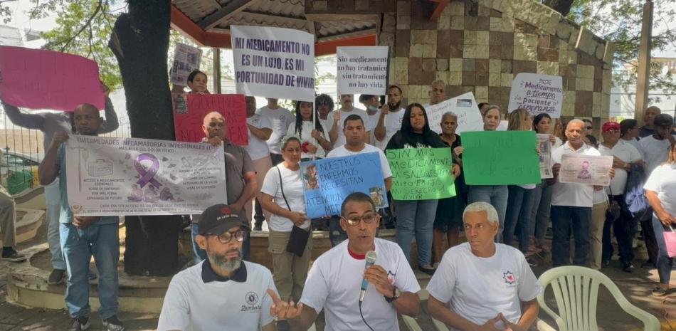 Pacientes de Alto Costo relatan demoras que los empujan a vender bienes y hipotecar su casa