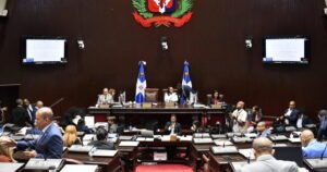 Abinader promulga la ley fiscal aprobada a ritmo exprés y con rechazo a cambios opositores