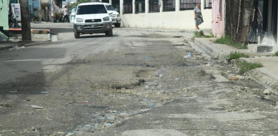 Los Alcarrizos evidencia la distancia entre anuncios de avance y calles deterioradas