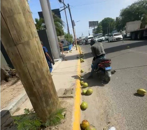 Camión de cocos vuelca en el puente Higuamo y causa fuerte congestión en San Pedro de Macorís