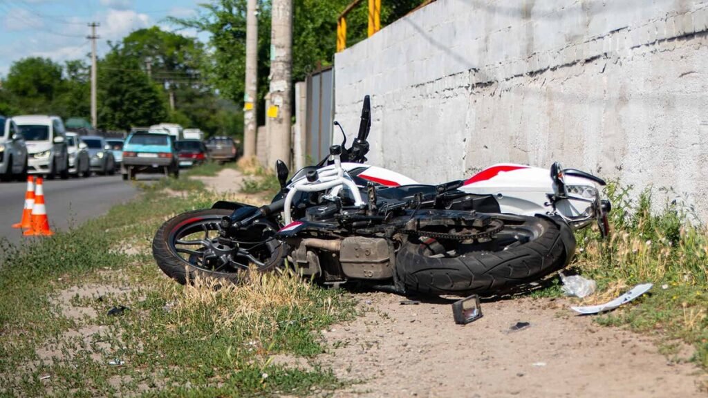 Joven muere en choque durante supuesta carrera clandestina en Moca y vecinos piden control en la zona