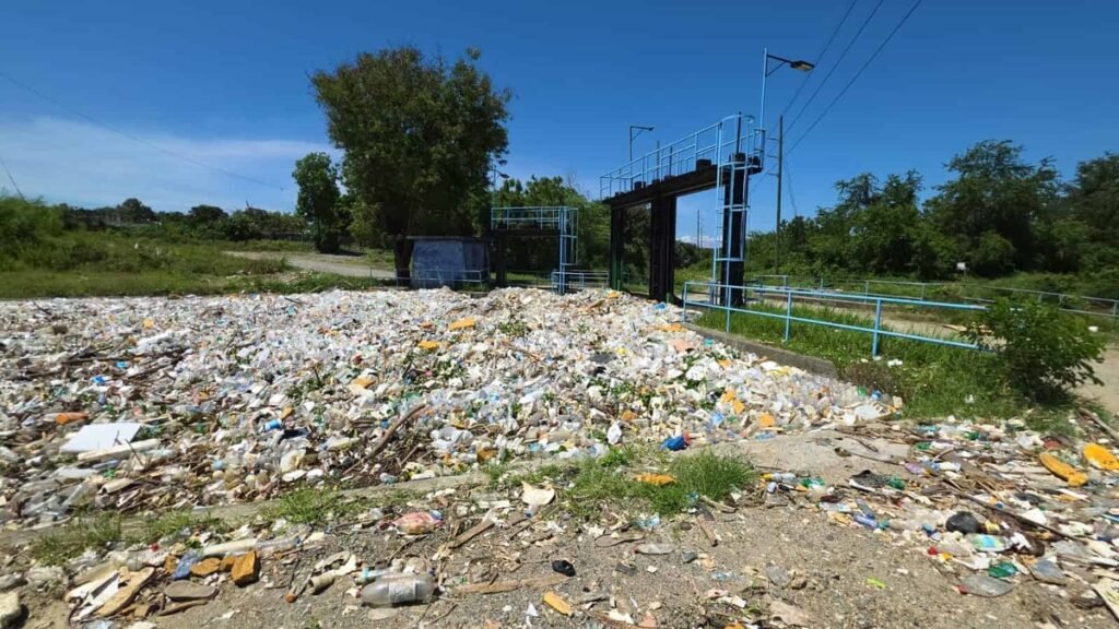 Residuos del Yaque del Norte llegan a canales de riego en Santiago tras las lluvias