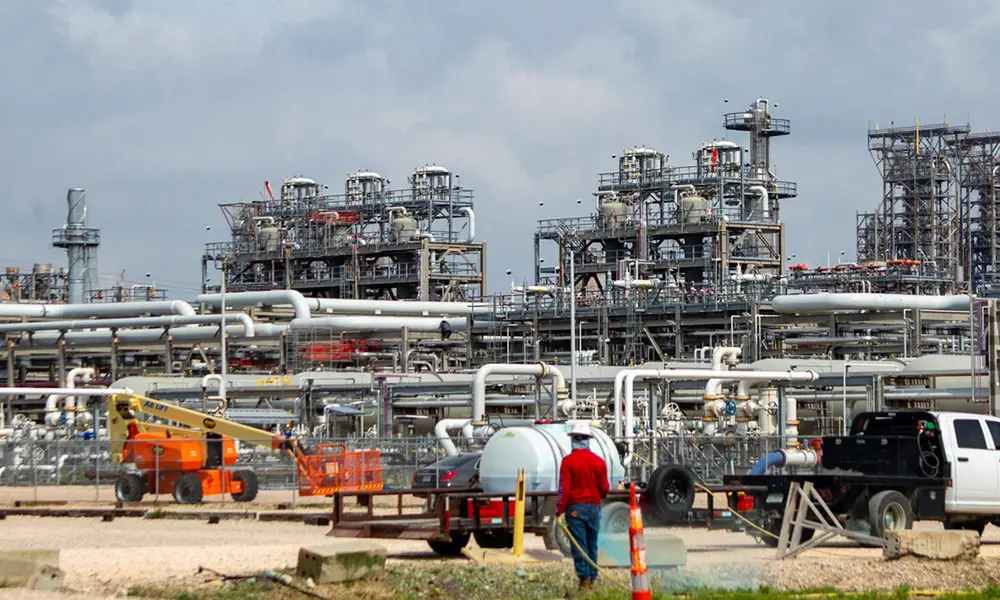 El WTI retrocede 3.9 % y sigue abierta la brecha entre el petróleo y la gasolina