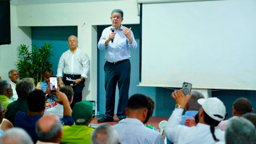 Leonel Fernández pide rebaja de combustibles y cuestiona la postura del Gobierno ante la baja del crudo