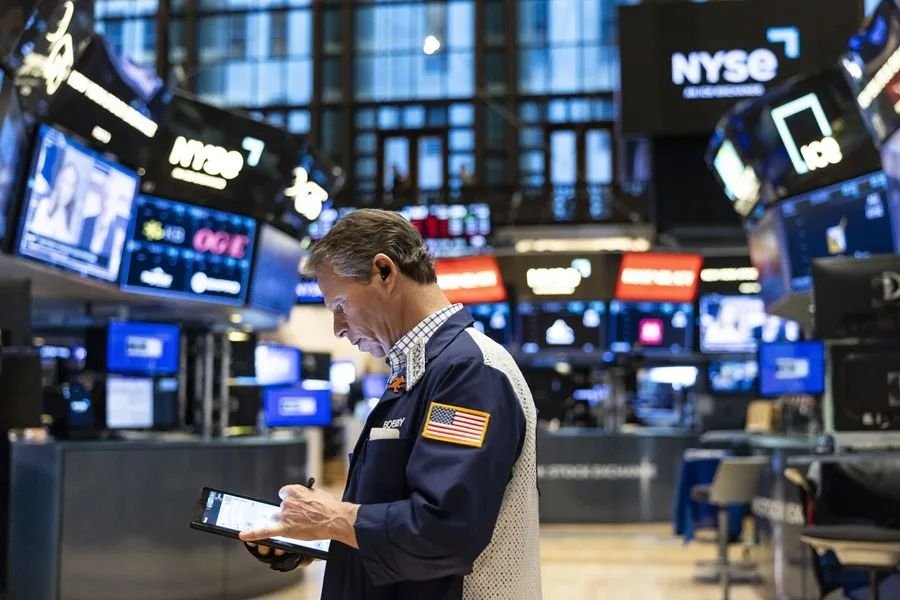 Wall Street arranca mixto: el Dow avanza 1,22 % mientras la tecnología pesa sobre la sesión