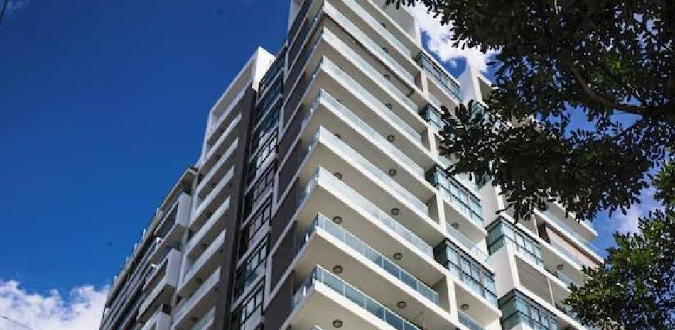 Investigan dos muertes en una torre de Piantini tras hallarse a una joven con vida