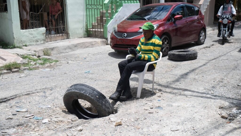 Vecinos improvisan señalización ante el deterioro y un hundimiento en la calle Celestino Román