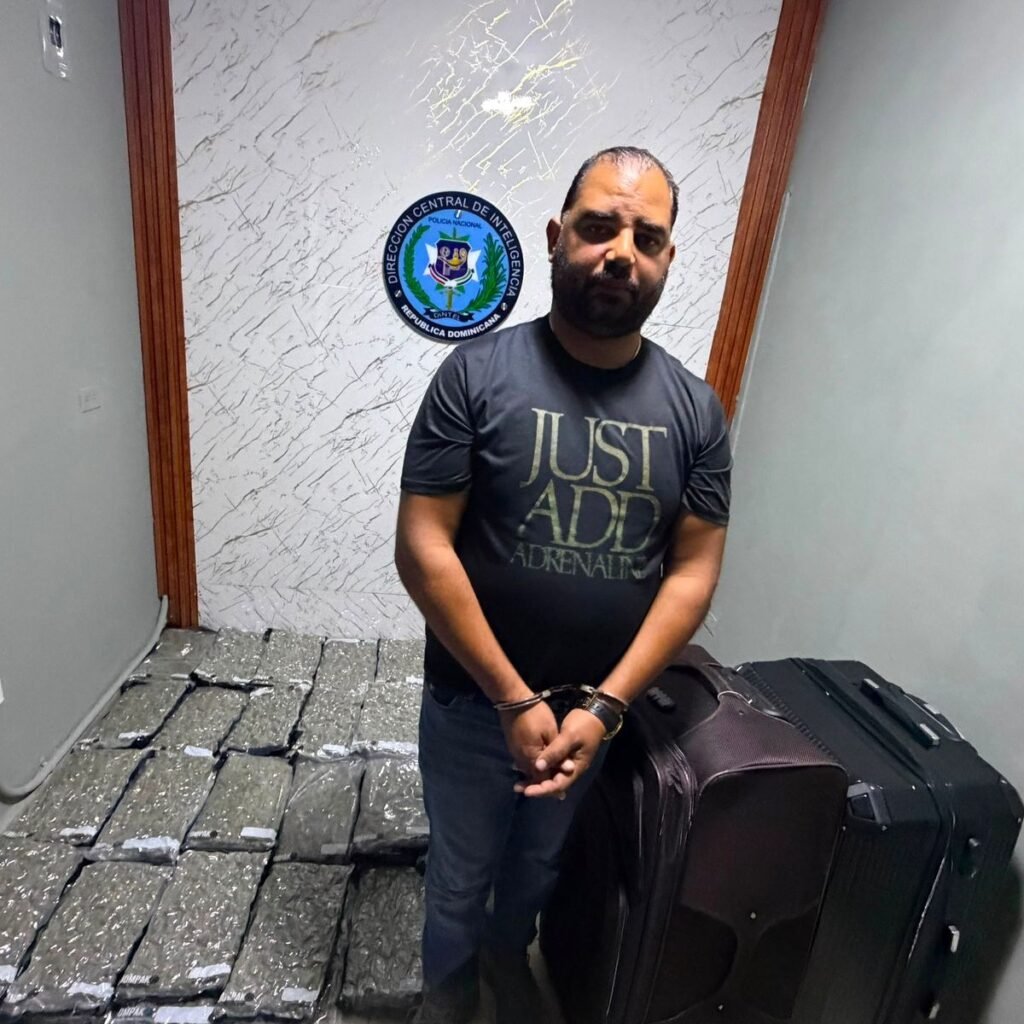 DNCD recibe a Joan Manuel Rodríguez Carpio tras decomiso de 69 paquetes en La Romana