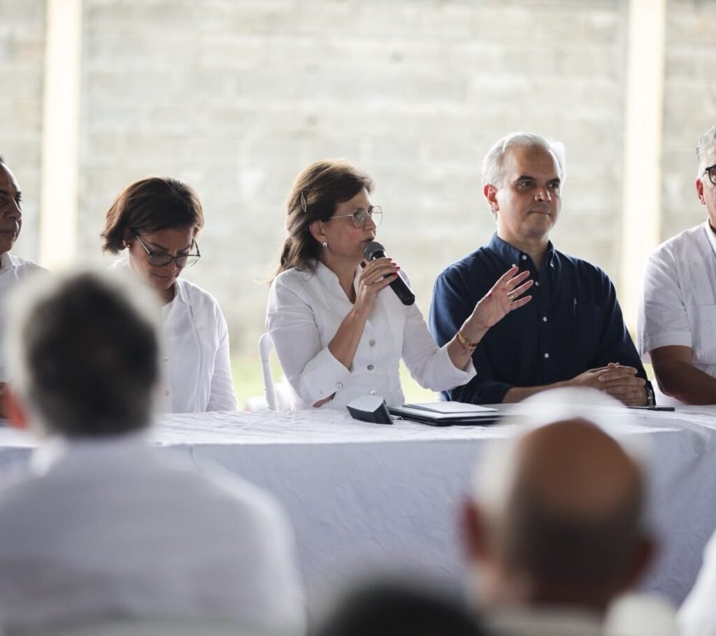 Raquel Peña activa en Monte Plata el proceso de titulacion para parceleros y enfrenta reclamos del sector ganadero
