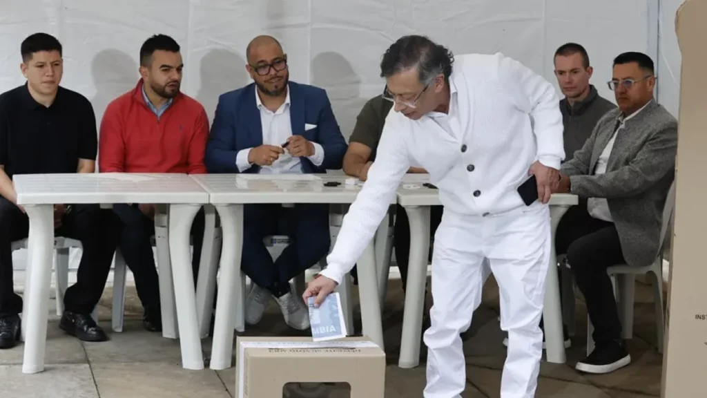 Petro vota y rechaza que buscara aferrarse al poder en la elección de su sucesor