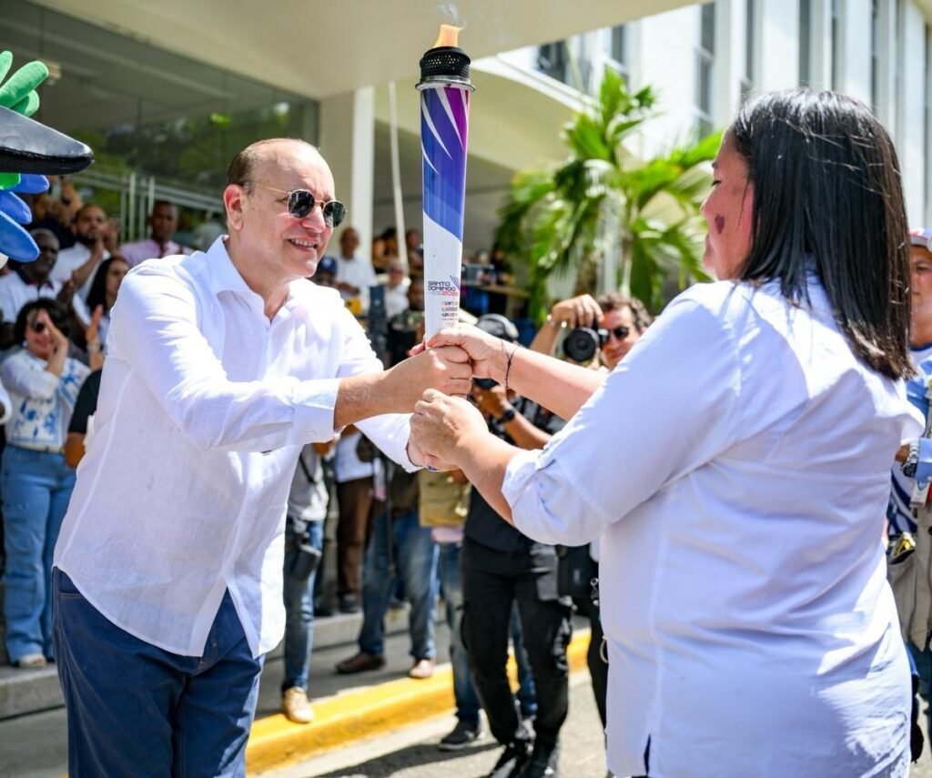 Santiago recibe la antorcha de Santo Domingo 2026 en una jornada marcada por llamados a respaldar el evento