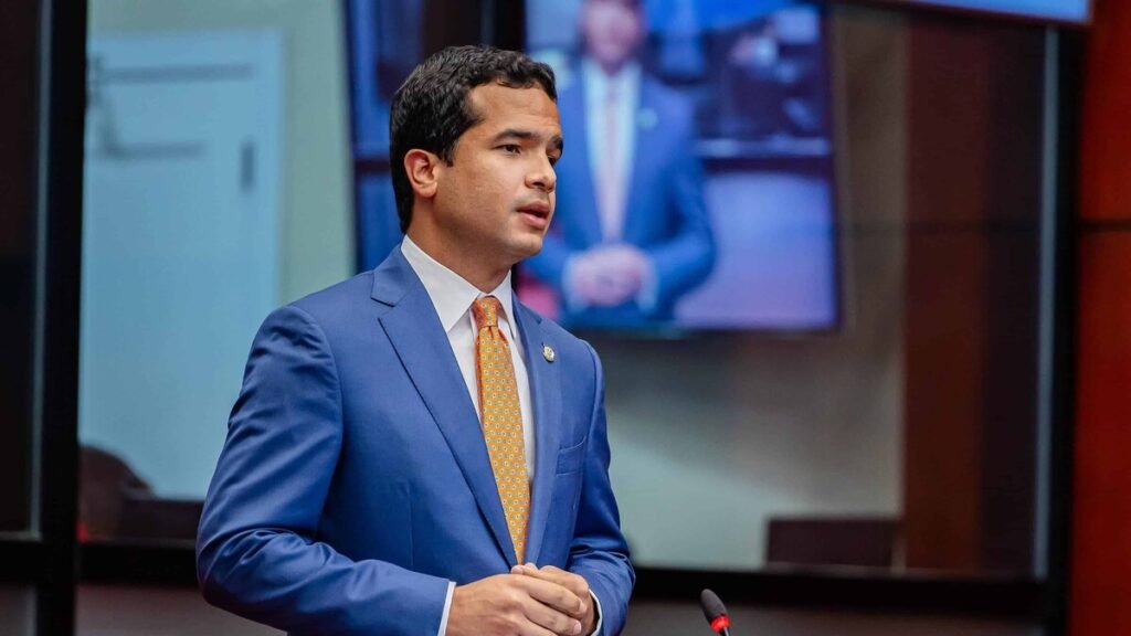 Omar Fernández refuerza una imagen de prudencia y disciplina en la oposición