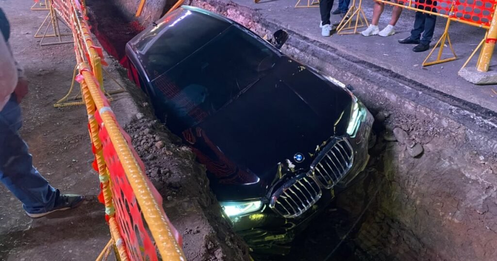 Jeepeta cae en excavación de drenaje frente a Ágora Santiago Center y pone bajo foco la zona intervenida