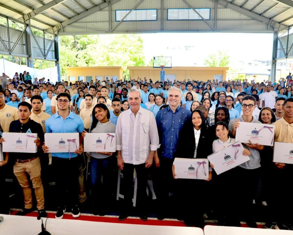 Abinader resalta inglés y tecnología ante estudiantes y defiende avances en educación