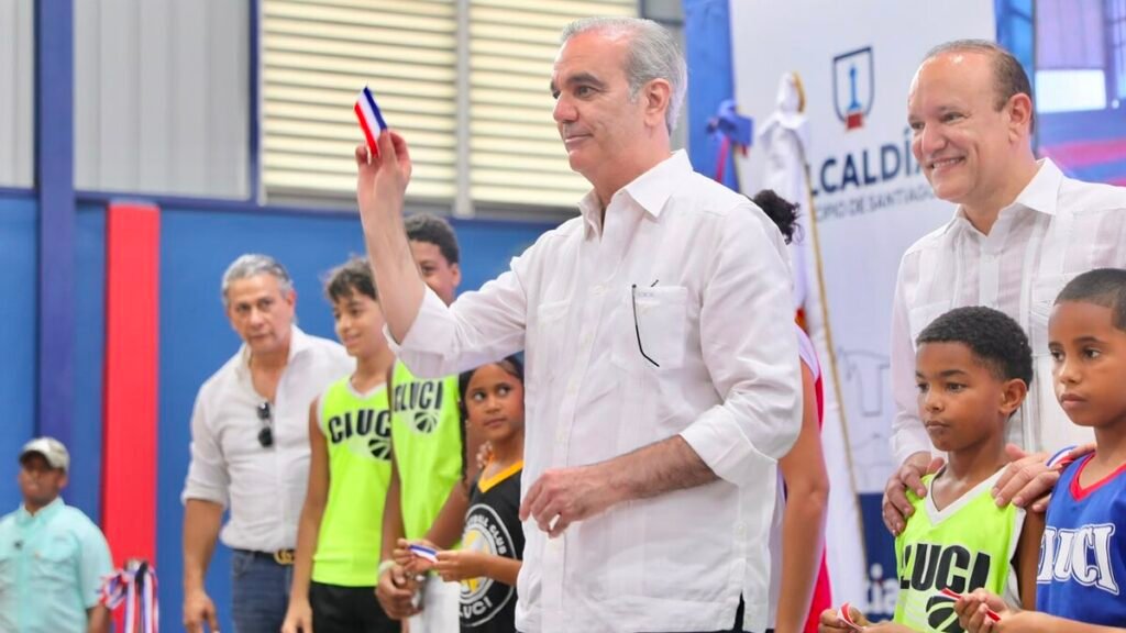 Abinader dispone revisar becas desde quinto de bachillerato y reconoce obstáculos que hacían perder un año a estudiantes