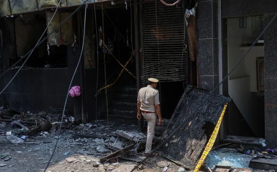 Incendio en un hotel de Nueva Delhi deja 21 muertos y señala retraso en la alerta