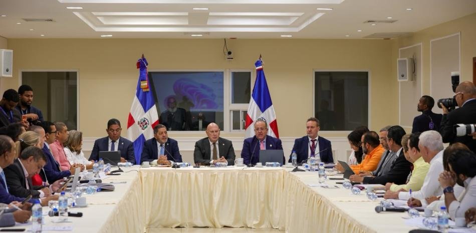 Oficialismo saca informe favorable de alza tributaria tras oír solo al Gobierno y la AIRD