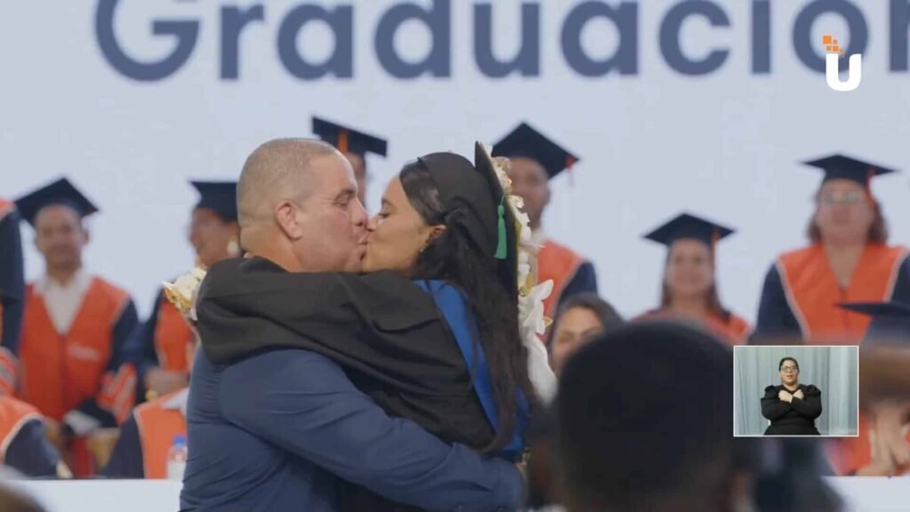 UAPA repite escena sentimental en su graduación de Nagua con una propuesta de matrimonio