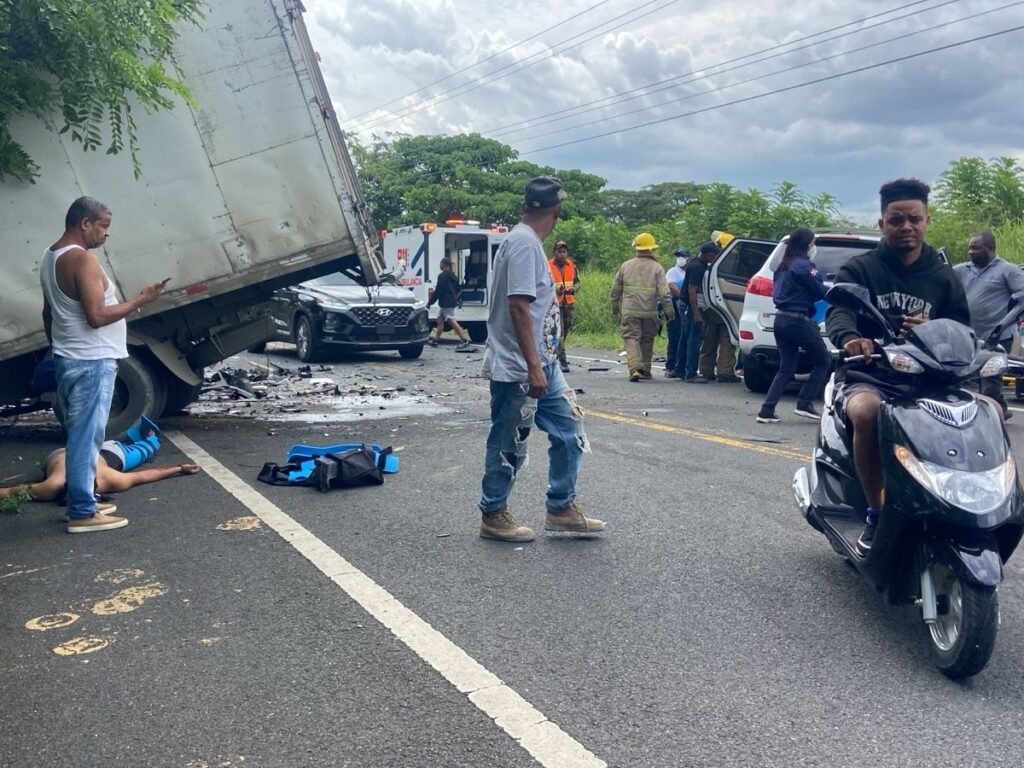 Tres personas heridas tras choque entre un camión y una yipeta en la carretera El Seibo-Hato Mayor