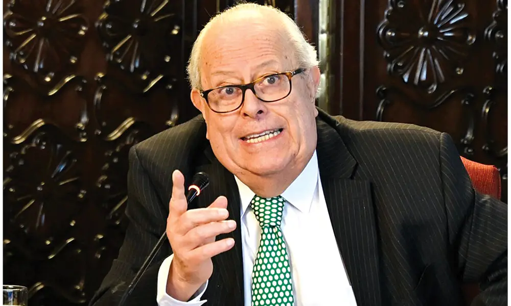 Velarde expone, por contraste, lo que la gestión económica dominicana aún debe explicar