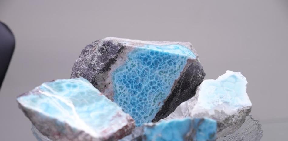 Energía y Minas intenta calmar a artesanos por el larimar y dice que el mercado local está cubierto