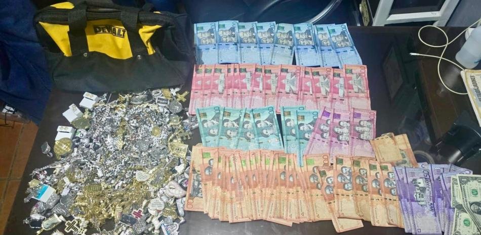 Cuatro arrestados tras asalto a joyería en Santiago y hallazgo de dinero, joyas y un arma