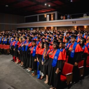 Unibe investe 683 graduados y reabre el debate sobre los retos del país