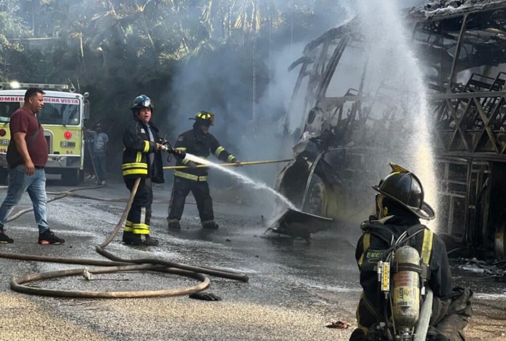 Autobús de Caribe Tours se incendia en Jarabacoa y deja nueve heridos leves