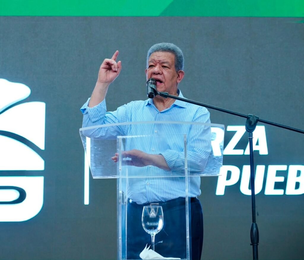 Leonel carga contra el PRM por la tarifa eléctrica y la reforma fiscal, pese a contratos de carbón y gas a US$69
