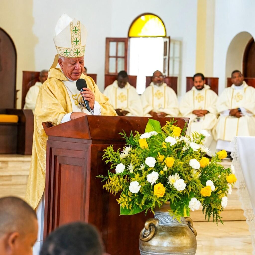 Despedida en Barahona deja balance abierto: monseñor Romero admite límites; tras 11 años en la diócesis